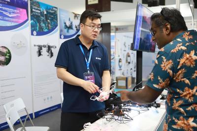 2000多款廣東“智造”產(chǎn)品亮相僑交會吉隆坡智能科技展，展現(xiàn)電子產(chǎn)品技術(shù)研發(fā)新成果